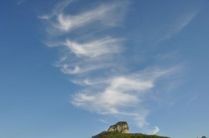 Перистые облака над Медовой