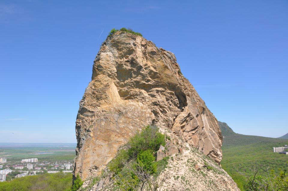 Макушка скалы-горы Медовой